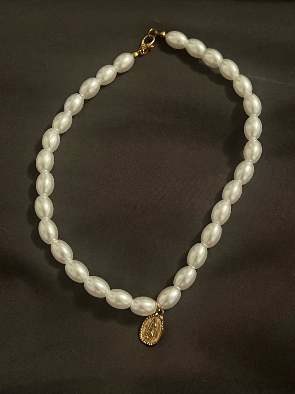 Source Unknown White Pearl Bead Necklace with Gold Medal Pendant